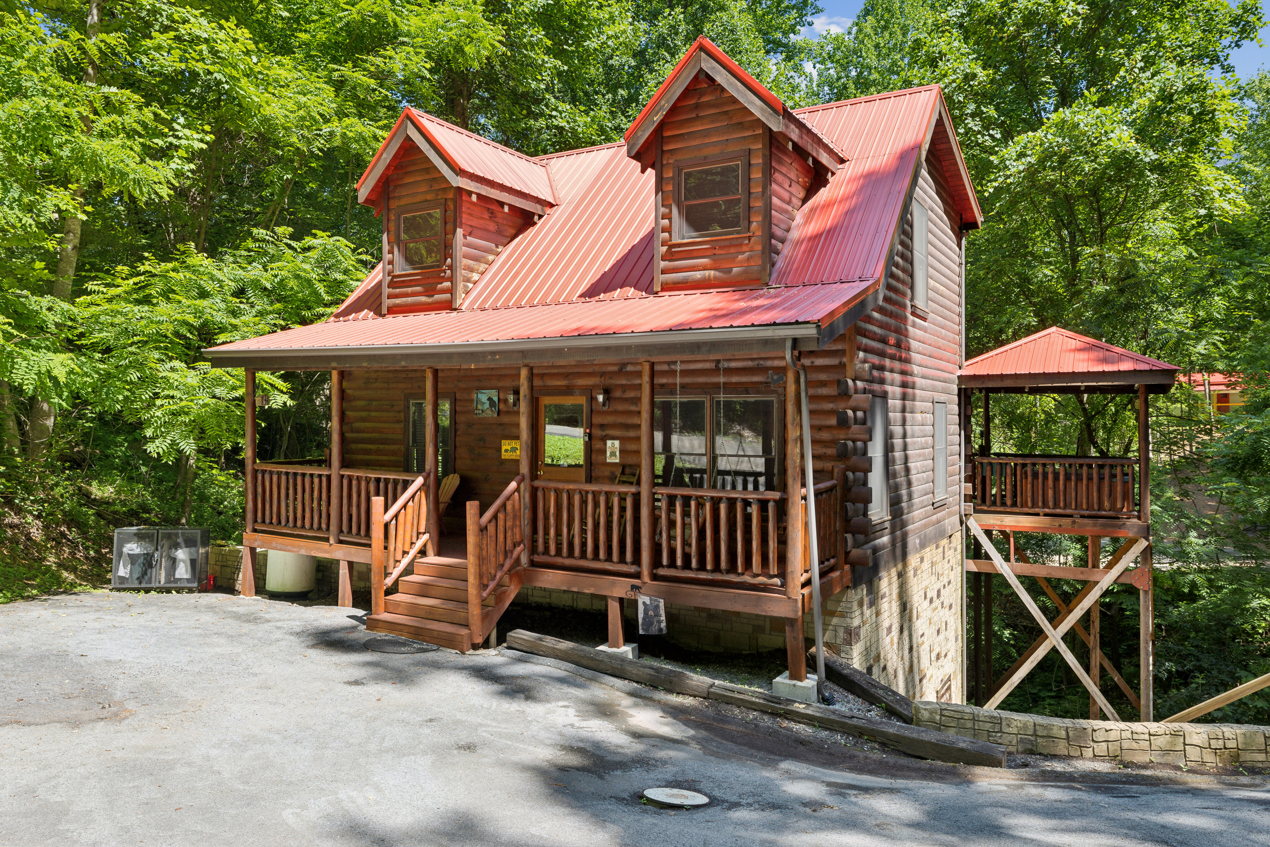Hawkridge Place #1021 Hawk Your Spot - Cozy 1BR Cabin with Game Room & Hot Tub!