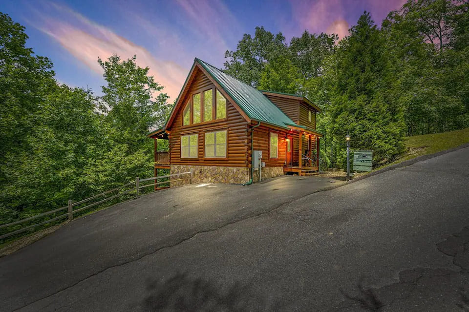 Chasin' A Dream #366 3BR Lodge near Gatlinburg Arts & Crafts with Game Room & Hot Tub!