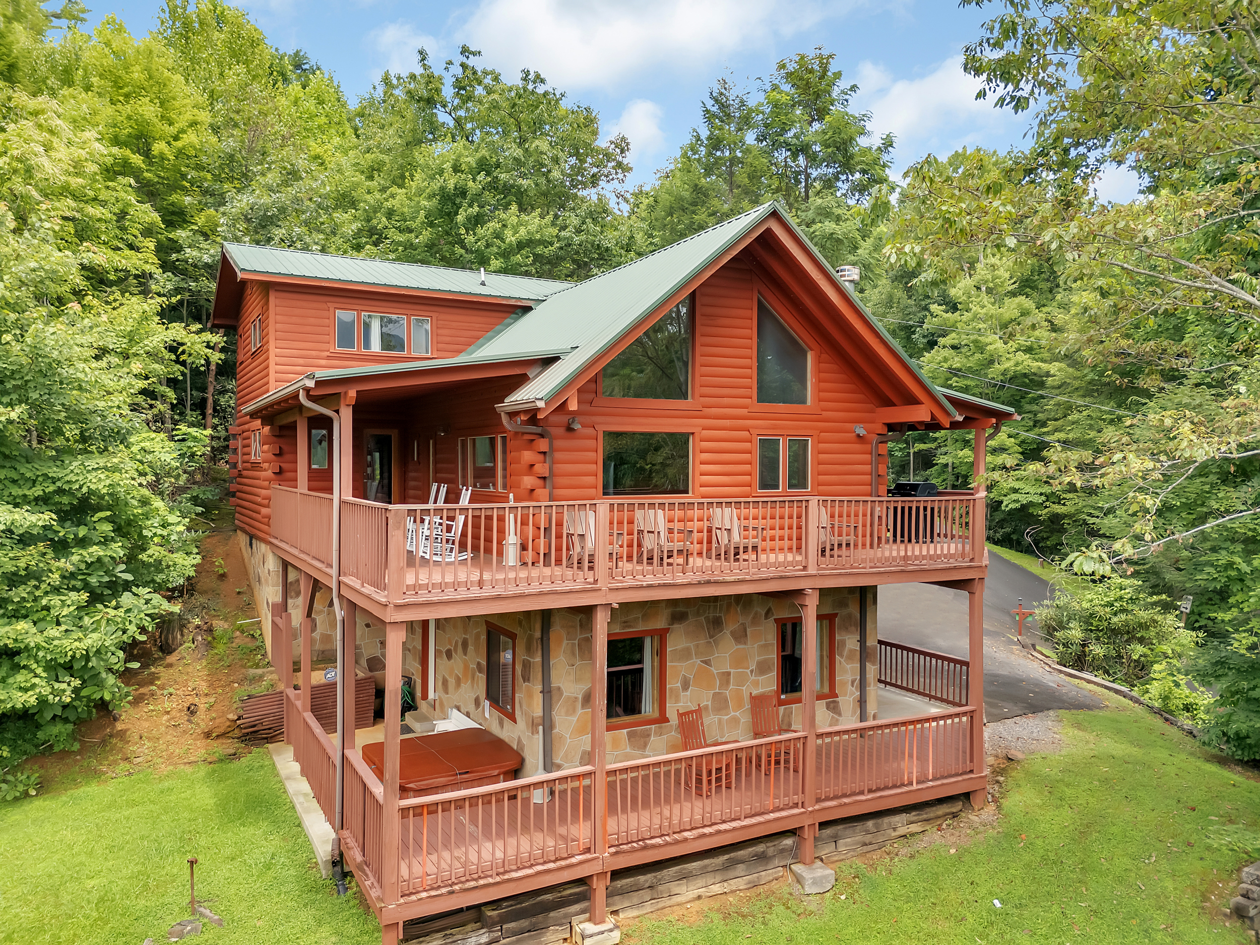 Mountain Haven Views #345 Gatlinburg Cabin, Fantistic mountain views,  pooltable, air hockey, near Golf