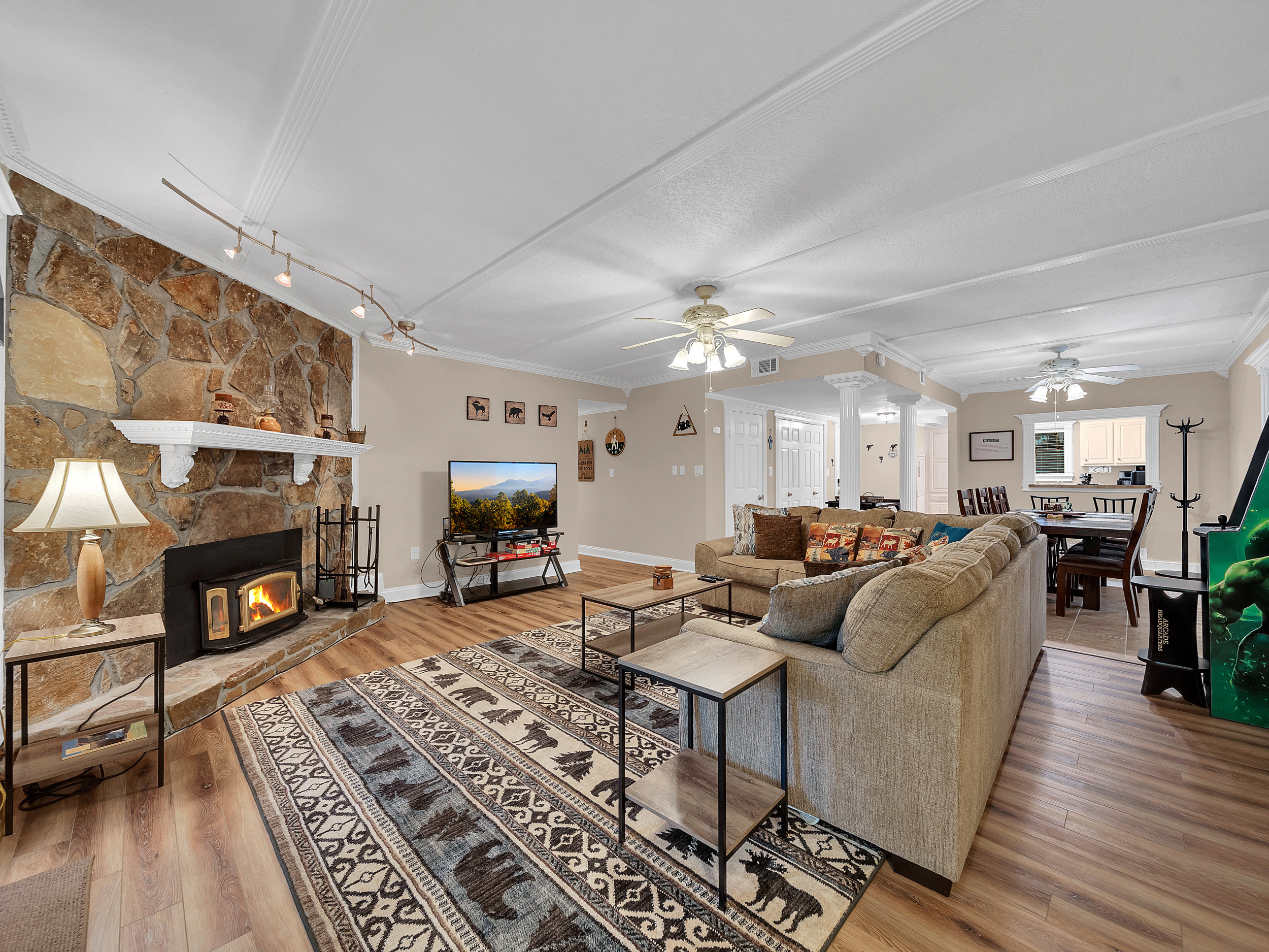 Bear Hug Hideaway #368  Gatlinburg Condo-Walk to Ober-Arcade Game-Fireplace