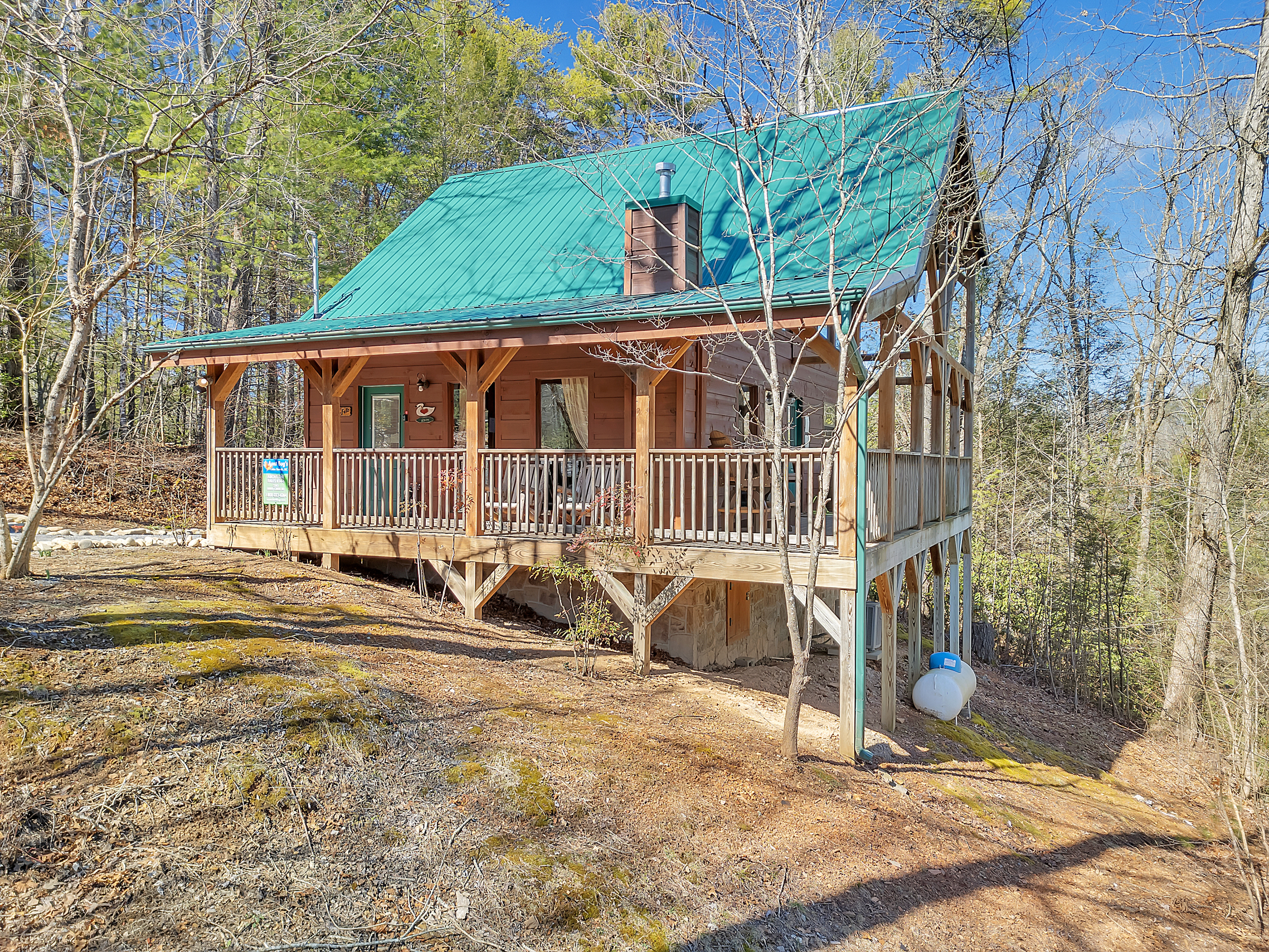 Above The Falls #144 Smoky Mountain Cabin! Secluded Retreat with Waterfall Sounds