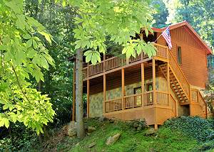 Large 2 bedroom Creekside Cabin in Pigeon Forge with Pool Table & Seclusion!