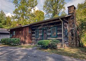 Bear Cabin #462 Gorgeous 2 Bedroom 2 Bath Cabin Located on the Pigeon River. Fishing Access