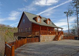 Gatlinburg Log Cabin with Mountain Views, Pool table,  & Arcade Games!