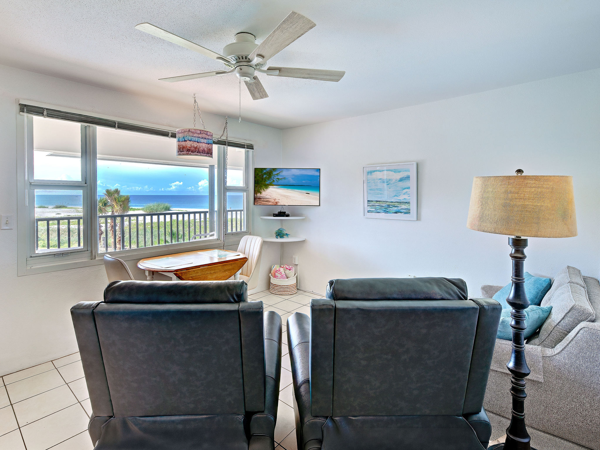 Unit 13 - 1 bedroom - Second Floor [Queen, 2 Singles]
