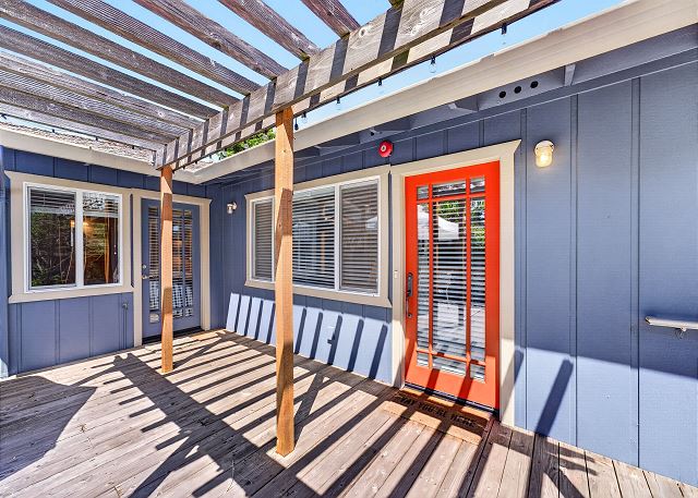 215 Santa Cruz Street^