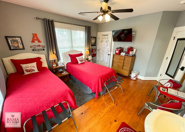 The Sweet Home Alabama Suite has two twin xl beds.