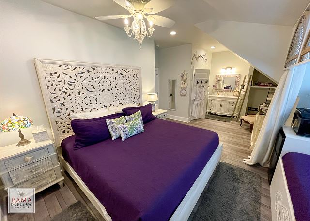 The Wisteria Suite has a king bed and a single daybed.