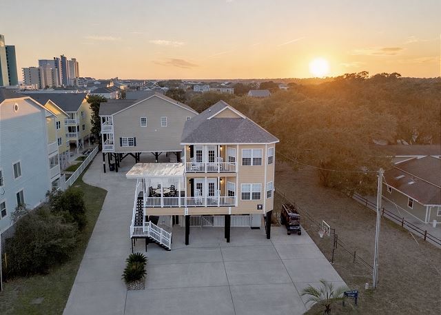 Meant To Be: Pool, Steps to Beach & Backyard Oasis