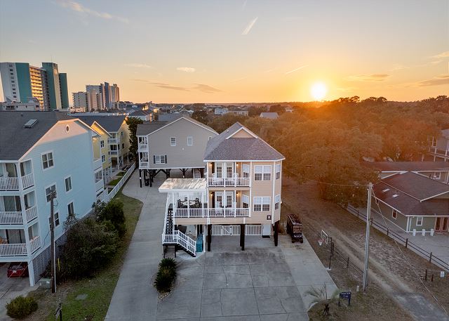Meant To Be: Pool, Steps to Beach & Backyard Oasis