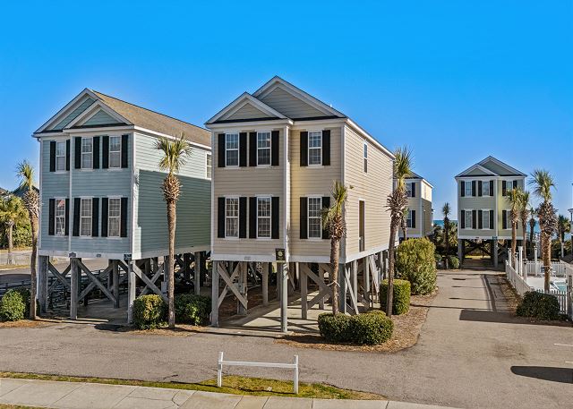 Coastal Charm: Oceanfront Vibes, Steps Away!