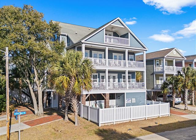 The Missing Peace: Private Pool & Block to Beach
