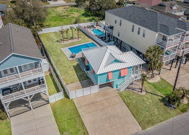 Rocks On The Side: Backyard Oasis – Steps to Sand, Private Pool!