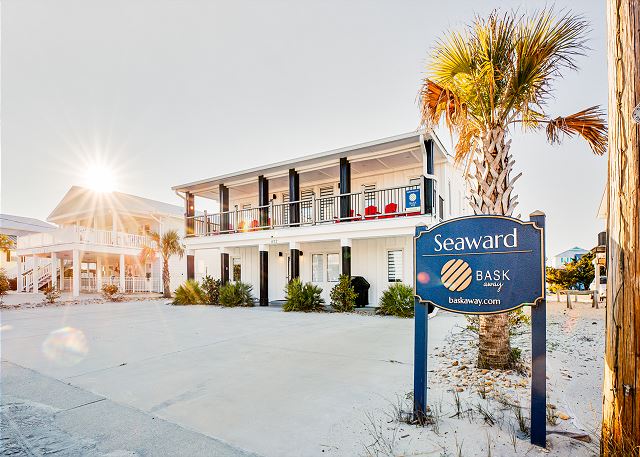 Seaward: Beachside Retreat, Pool & Putting Green