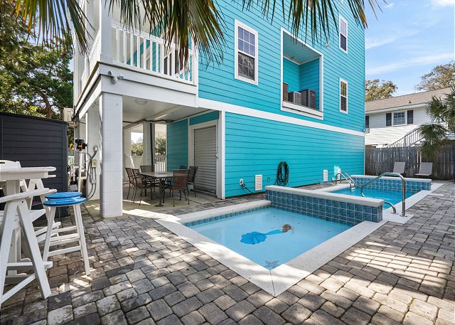 Salty Mermaid: Steps to Beach, Ocean Views, Pool & Spa