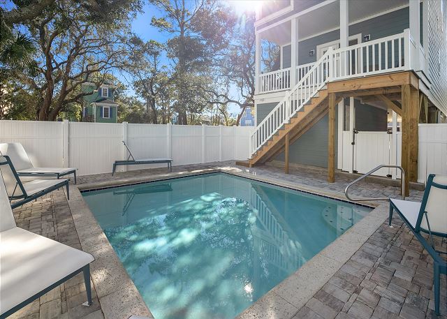 Coastal Daze: Pool & Short Walk to Beach 