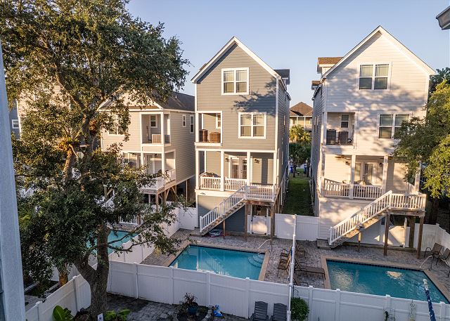 Coastal Daze: Pool & Short Walk to Beach 