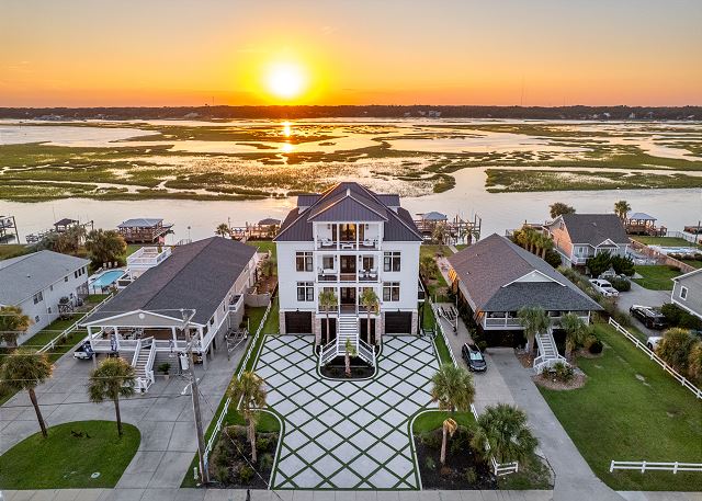 Best Of Both Worlds: Views, Pool, Location & Luxury