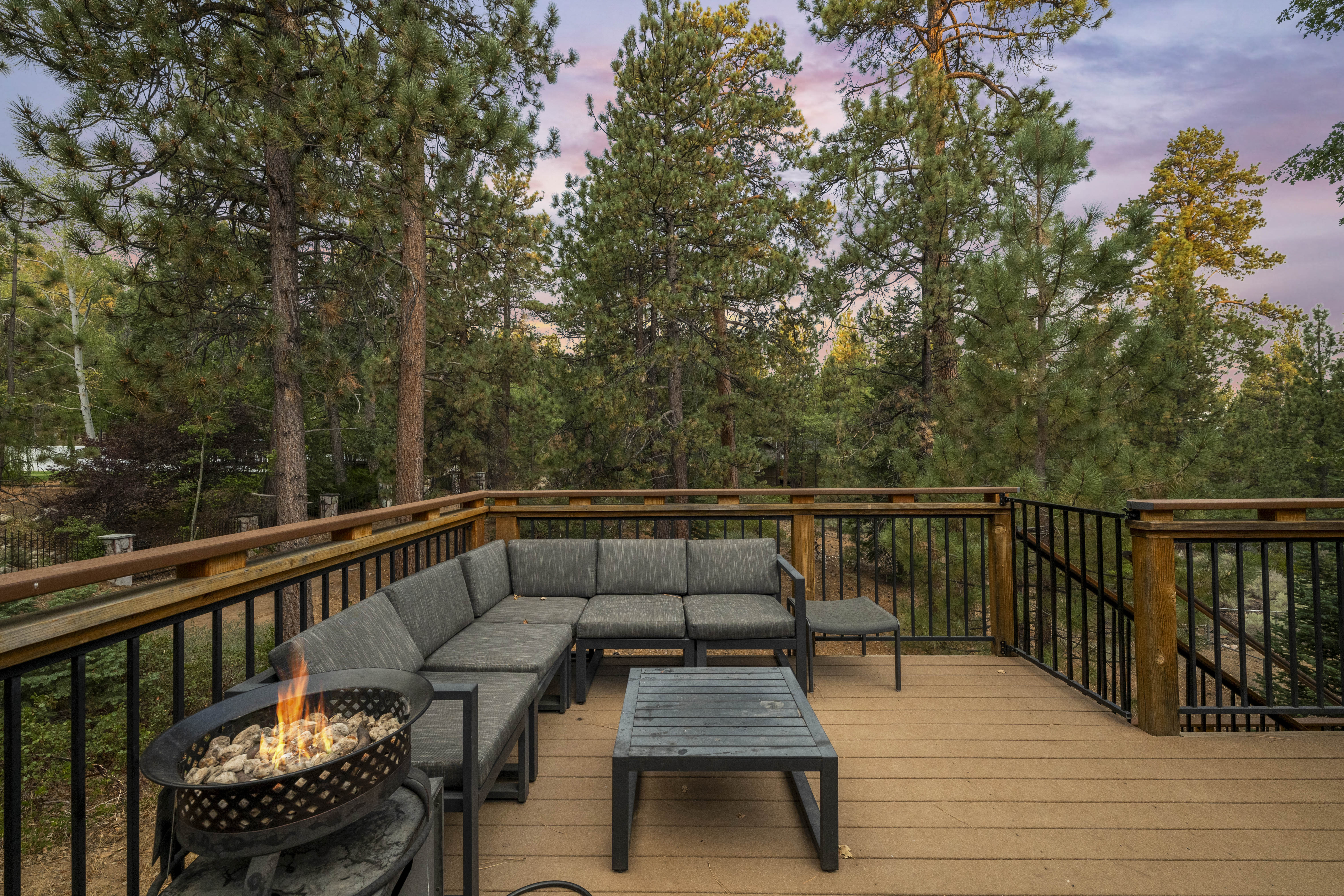 Village Pines Lodge - Walk to Lake/Village, Close to Slopes