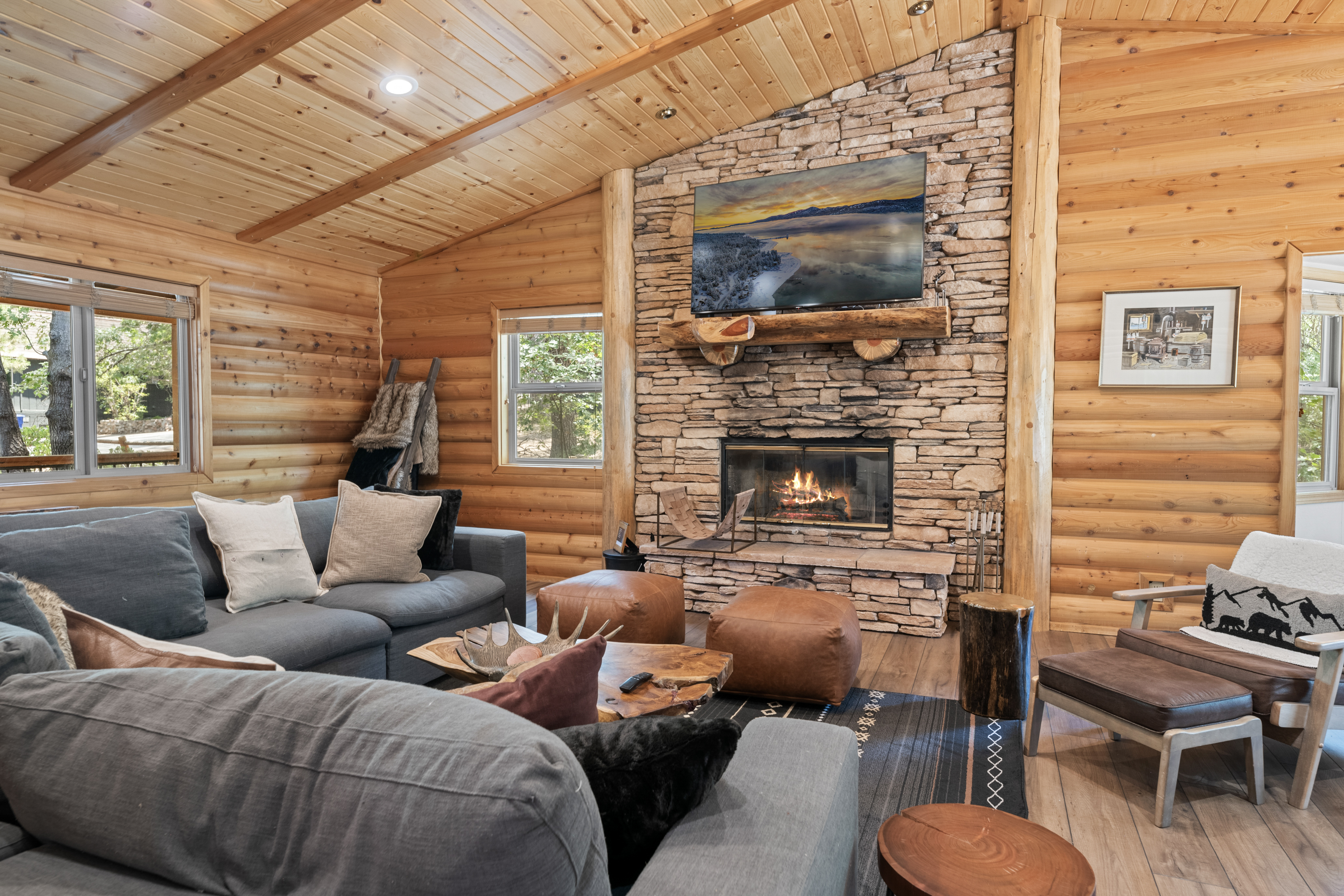 Village Pines Lodge - Walk to Lake/Village, Close to Slopes | Photo 3