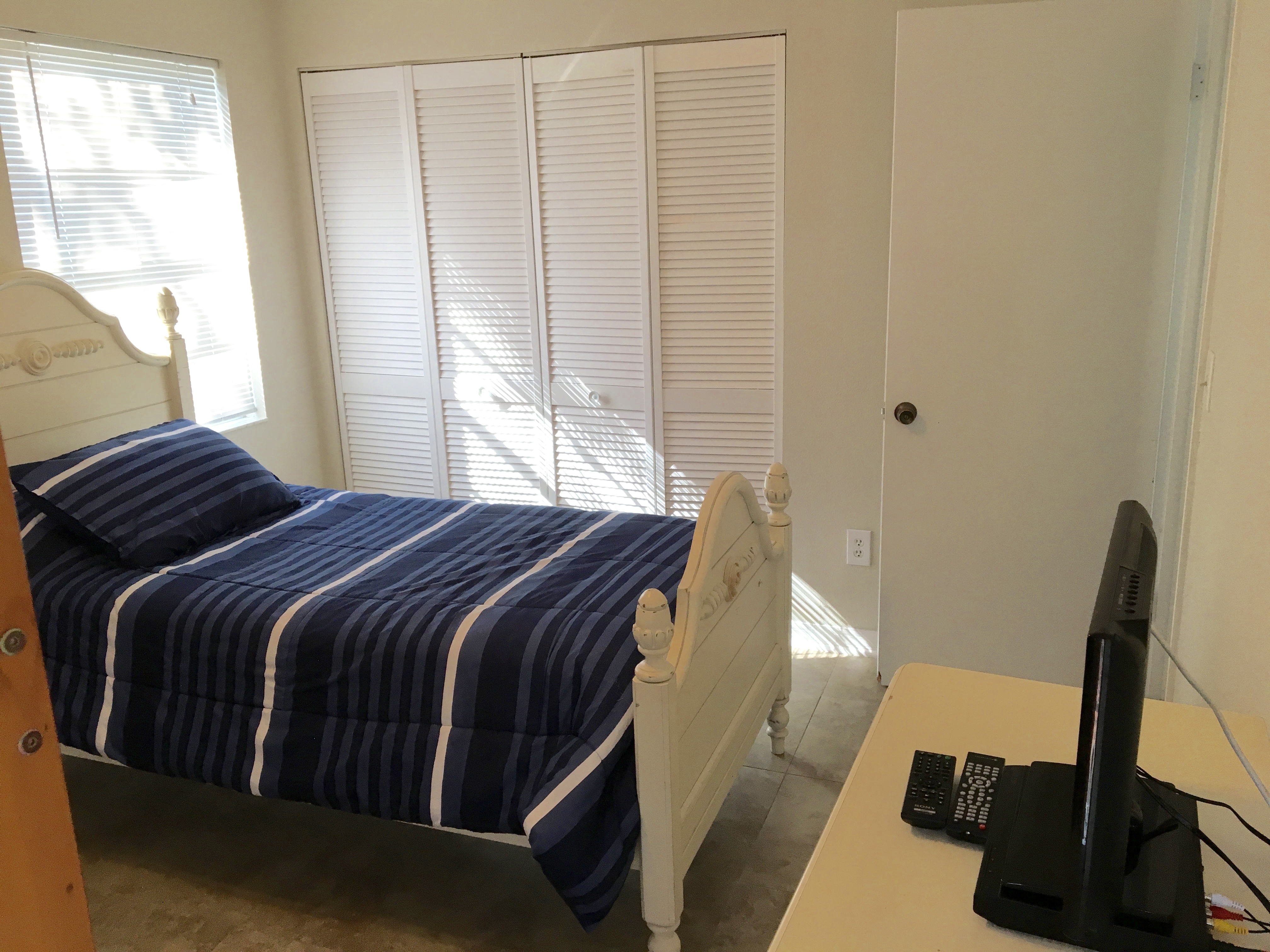 Kids room with bunk beds and twin Kids room with bunk beds and twin