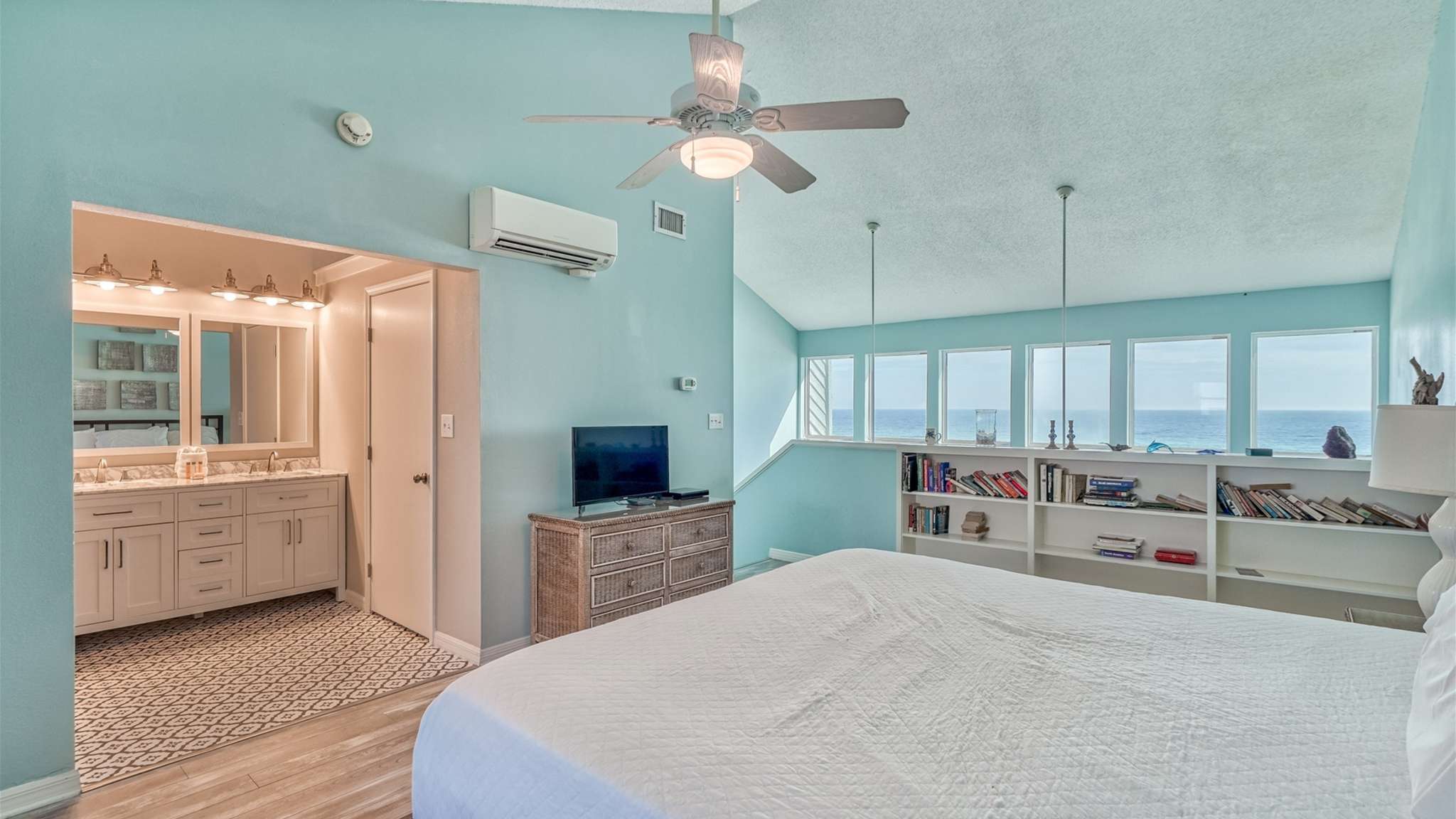 Seawinds 6 Sits on the Beach! | Photo 12