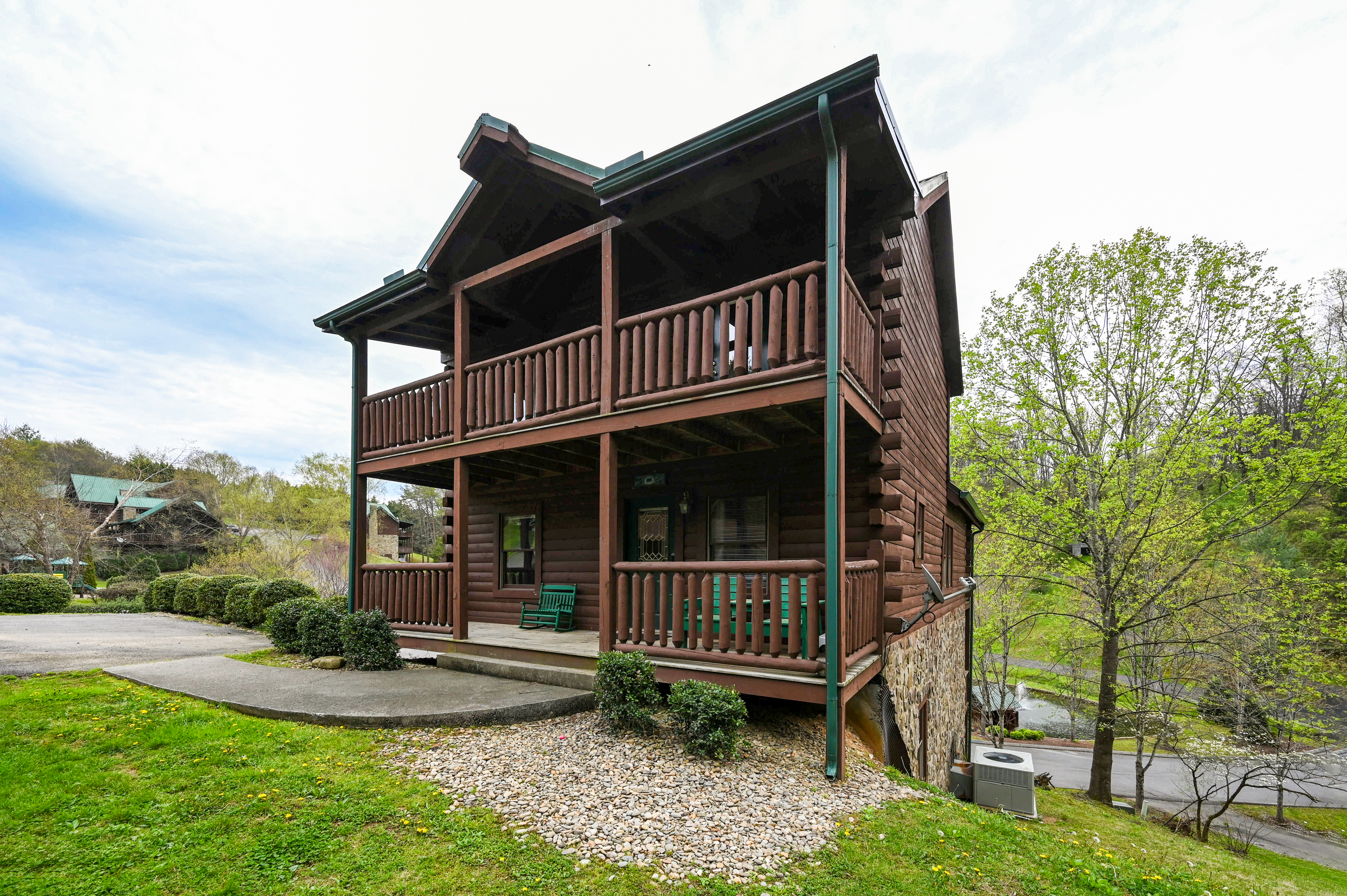 Spacious Log Cabin With Hot Tub And Game Room - Inviting Mountain Escape - Pigeon Forge, TN
