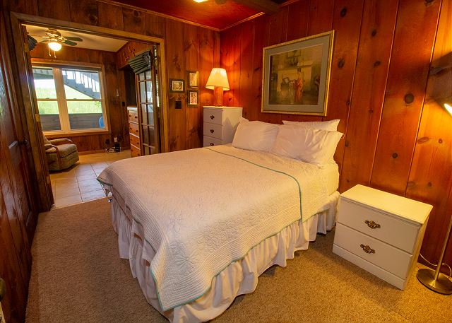 Queen bedroom Queen bedroom
