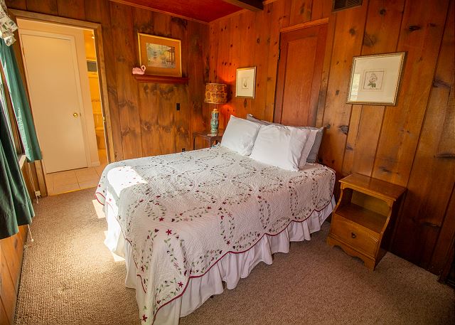 Master queen bedroom with attached full bath Master queen bedroom with attached full bath