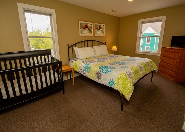 Second floor queen bed with crib Second floor queen bed with crib