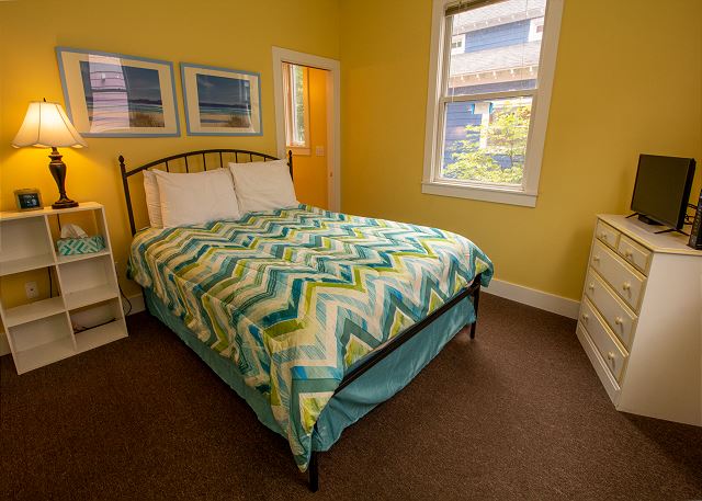 Main level master queen bedroom with full bath Main level master queen bedroom with full bath
