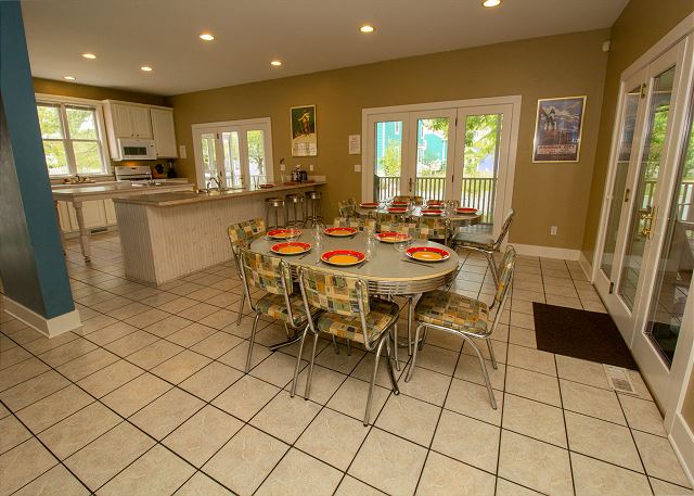 Main level dining seats 9 Main level dining seats 9