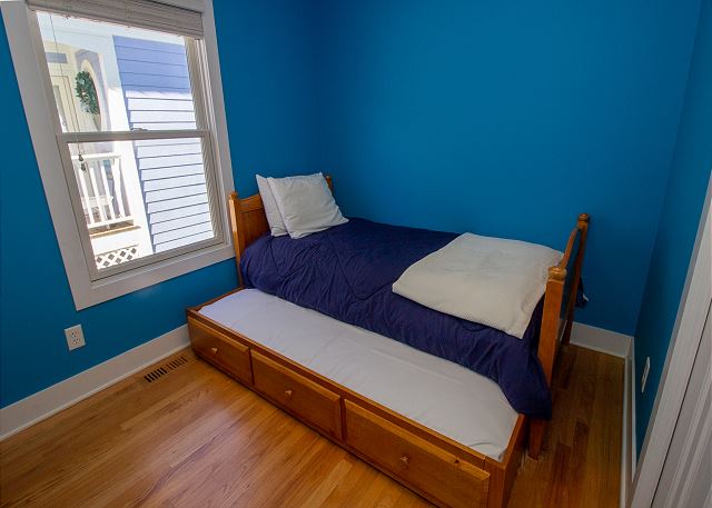 Main level single trundle bed Main level single trundle bed