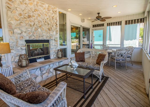 Main Level | Screened-in Porch 