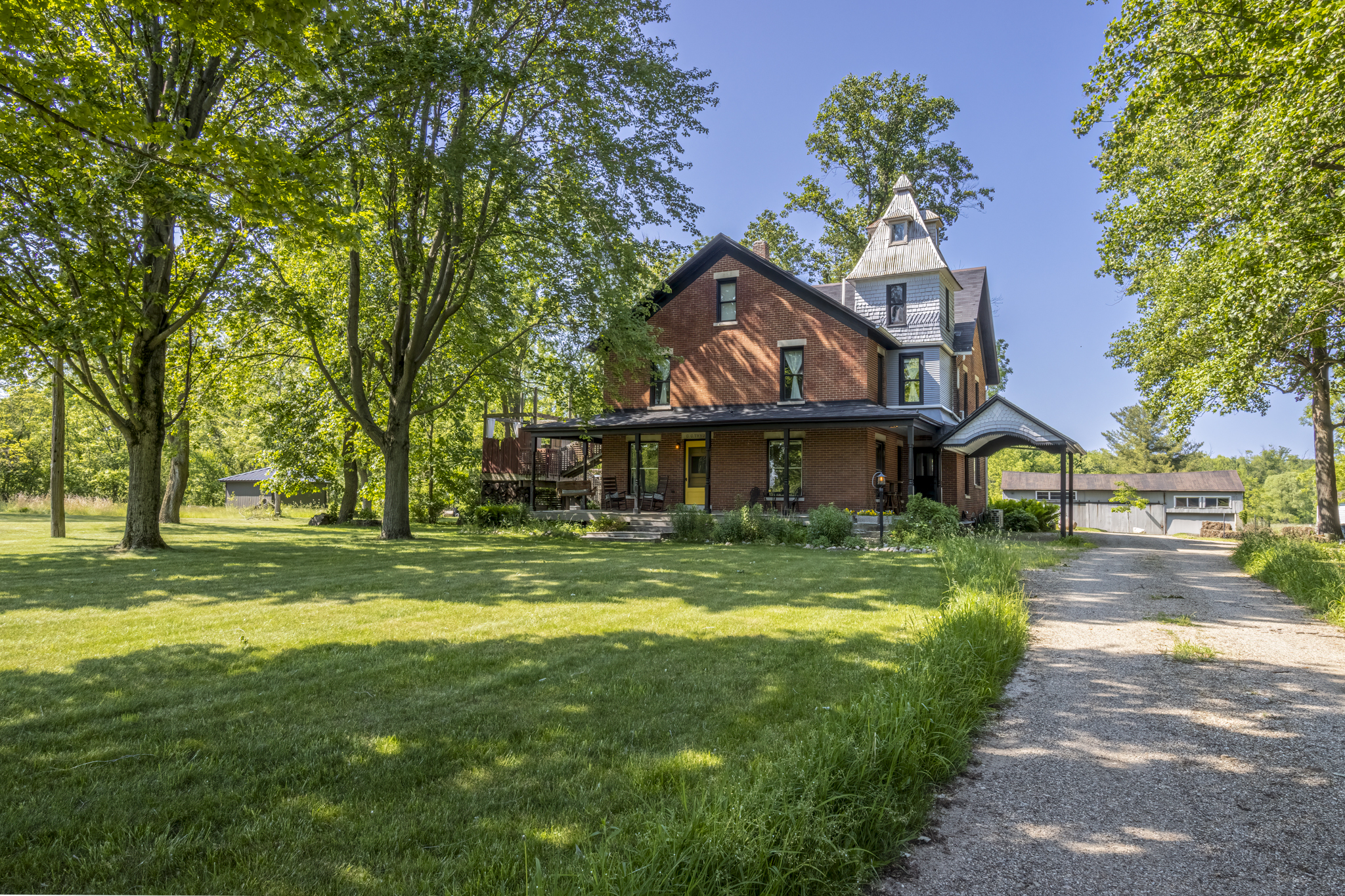 GW Farmhouse at Tryon Farm with hot tub Michigan City Indiana