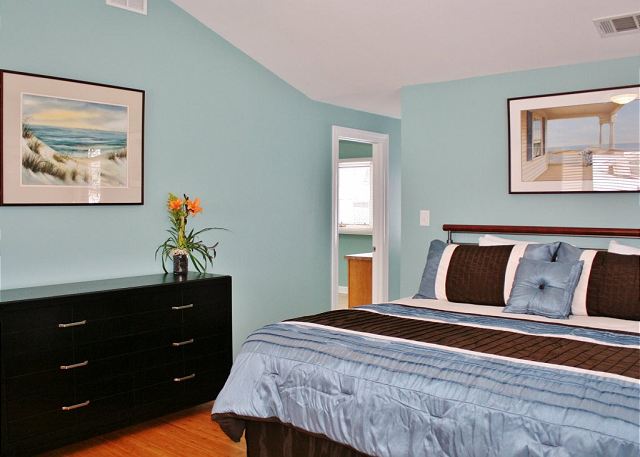 Upstairs King Bedroom Upstairs King Bedroom