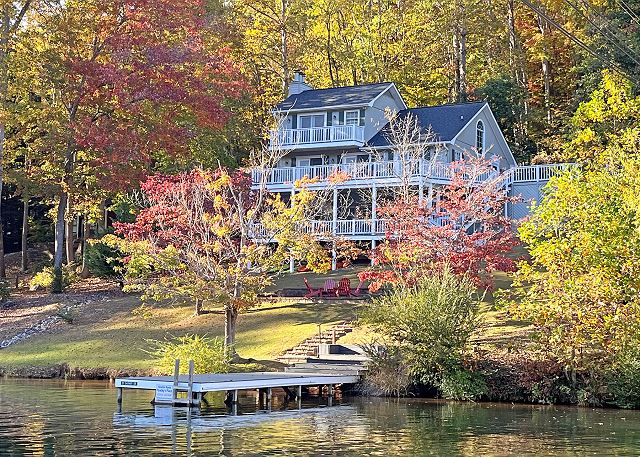 Welcome to PAWLEY'S PLACE!  A Wonderful Lakefront Home located in a quiet cove at the South End of Lake Lure.
