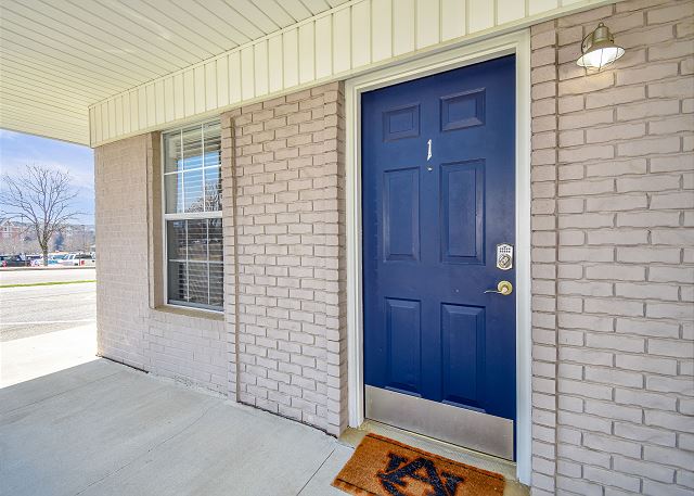 Steps to Jordan-Hare! Sleeps 4, comes w/refundable condo parking pass!