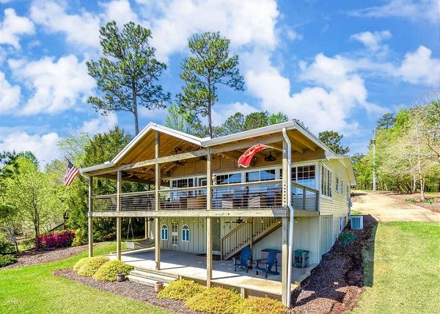NEW! Amazing lakefront retreat, 2bed/2bath home that sleeps 6 with boat dock!