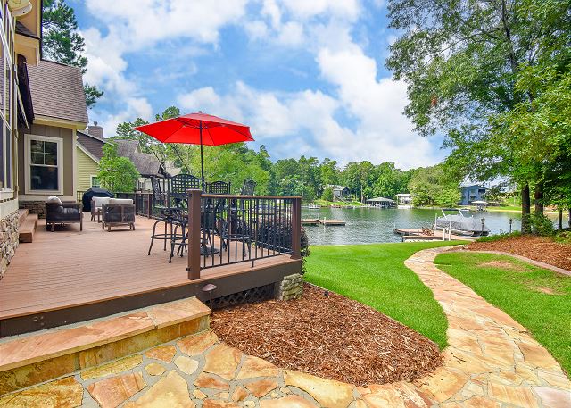 Gorgeous waterfront 4 bedroom home with dock that sleeps 18 in Dadeville!