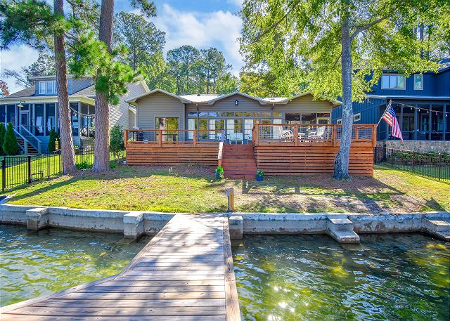 New! Sweet Retreat at Lake Martin 3BR/2 BA cabin that sleeps 6 w/boat dock!