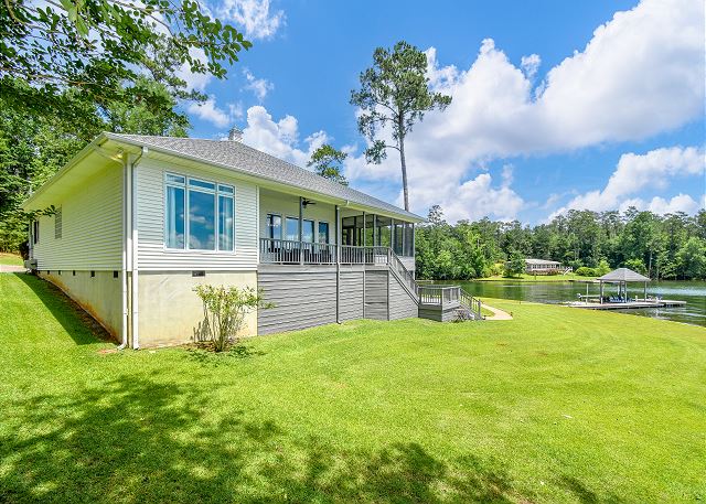 New! Point Of View at Lake Martin w/400+ ft of waterfront and sleeps 10! 