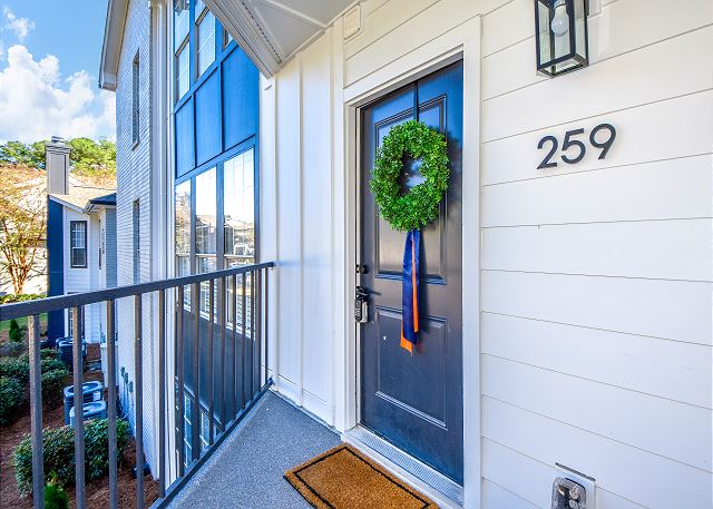 New! Shug's Station, 2 BR, 2BA condo close to Auburn University, sleeps 4!