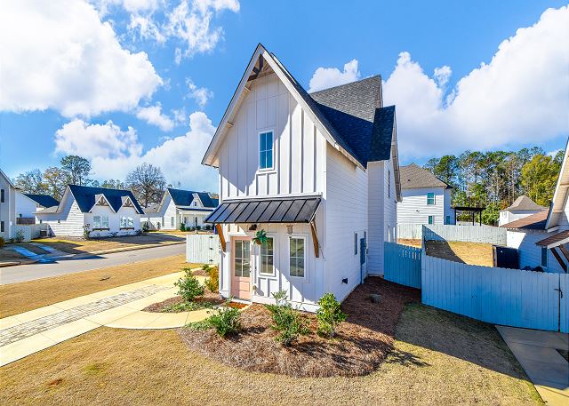 New! Nova's Nook 3BR cottage in Auburn that sleeps 10 with fenced yard!