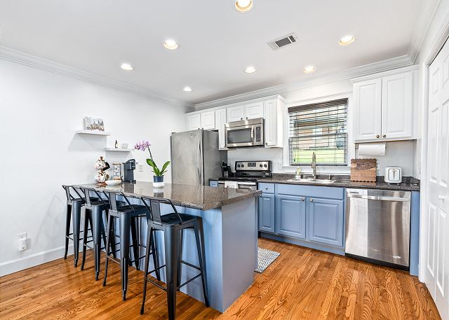 New! 1 Bedroom/1 Bathroom condo close to AU Campus! Sleeps 4!