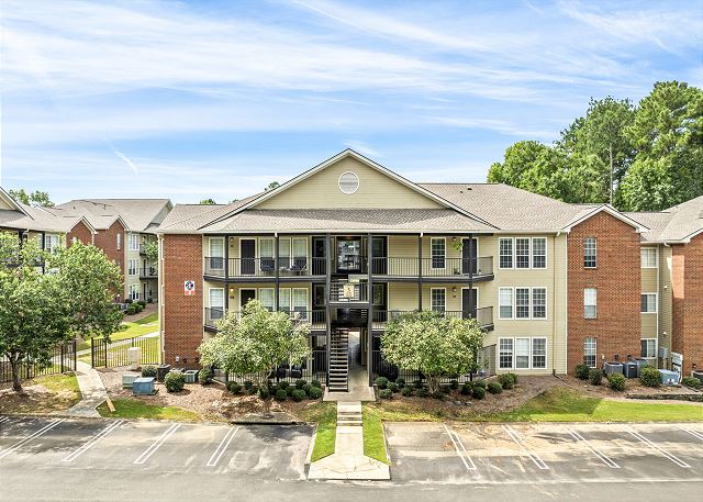 New! 4BR/2BA condo on Shug Jordan, sleeps 8, 4 condo parking passes!