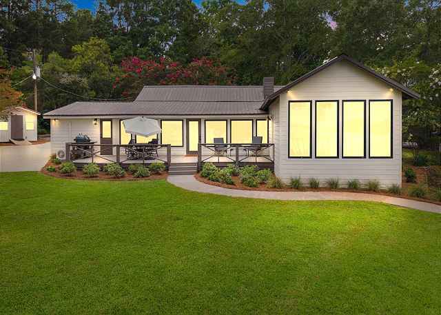 4BR/3BA Lake Martin home w/covered boat slip!