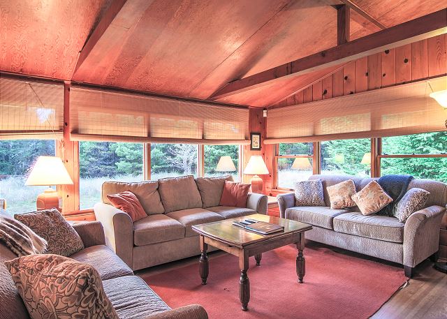 Long Beach Wa United States Gabel S Getaway Bloomer Estates Enjoy An Extra Ious Living Room With Wood Burning Fireplace And Garden Views All Around