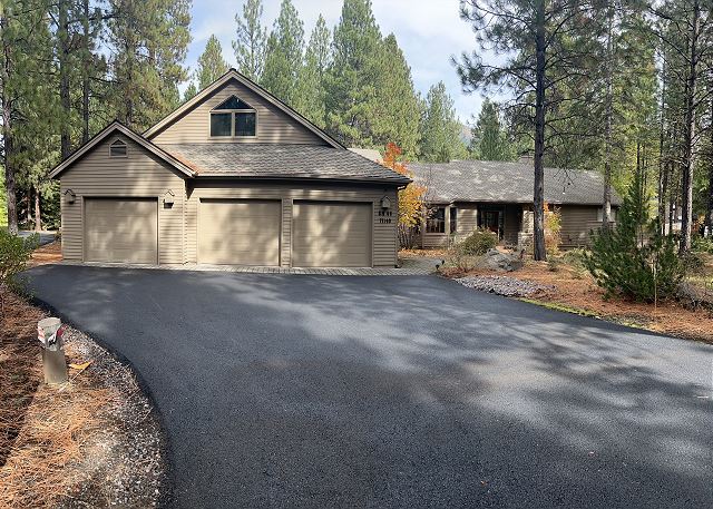 GH68 - Big & Beautiful Golf Course Home
