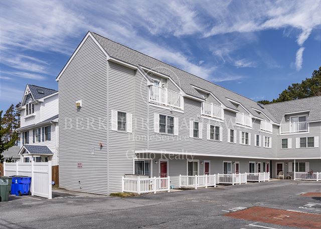 6 Beach Club, 20981 Coastal Highway